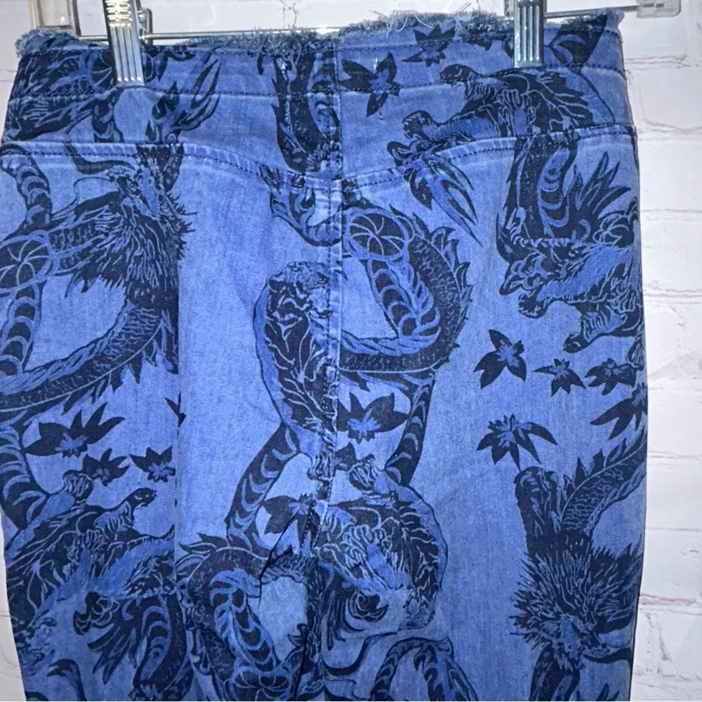 BDG Printed‎ Ruched Dipped V-Front Flare Jean size 28 - Picture 6 of 9